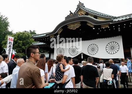 Tokyo, Giappone. Il 15 agosto, 2017. La gente visita il Santuario Yasukuni per pagare i loro aspetti alle vittime della guerra sul 72º anniversario del Giappone della rinuncia della II Guerra Mondiale il 15 agosto 2017, Tokyo, Giappone. Il Primo Ministro Shinzo Abe non era tra i legislatori a visitare il Santuario e invece ha inviato una offerta rituale per evitare angering paesi limitrofi che anche associare Yasukuni con i criminali di guerra e il Giappone del passato imperiale. Credito: Rodrigo Reyes Marin/AFLO/Alamy Live News Foto Stock