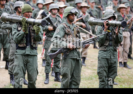 Caracas, Venezuela. 14 Ago, 2017. I membri della Nazionale Bolivariano forze armate (FANB) a prendere parte ad un evento di Caracas, Venezuela, il 14 agosto 2017. Difesa venezuelano ministro Vladimir Padrino Lopez chiamato sulla società venezuelana e la comunità internazionale a chiudere i ranghi di fronte a un possibile intervento militare. Credito: Boris Vergara/Xinhua/Alamy Live News Foto Stock