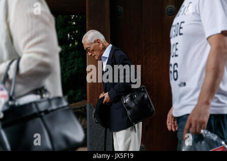 Tokyo, Giappone. Il 15 agosto, 2017. Un vecchio uomo visite Santuario Yasukuni per porgere le sue condoglianze alle vittime della guerra sul 72º anniversario del Giappone della rinuncia della II Guerra Mondiale il 15 agosto 2017, Tokyo, Giappone. Il Primo Ministro Shinzo Abe non era tra i legislatori a visitare il Santuario e invece ha inviato una offerta rituale per evitare angering paesi limitrofi che anche associare Yasukuni con i criminali di guerra e il Giappone del passato imperiale. Credito: Rodrigo Reyes Marin/AFLO/Alamy Live News Foto Stock