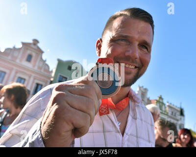 Havlickuv Brod, Repubblica Ceca. 14 Ago, 2017. Wrestler ceca Marek Svec riceve una medaglia di bronzo dal 2008 in occasione dei Giochi Olimpici di Pechino, nella sua città natale Havlickuv Brod, nella Repubblica ceca il 14 agosto 2017. Vincitore al terzo posto nella categoria di peso fino a 96 kg in stile greco-romano Mambetov Asset dal Kazakistan è stato inoltre squalificato a causa di un positivo test antidoping. Credito: Lubos Pavlicek/CTK foto/Alamy Live News Foto Stock