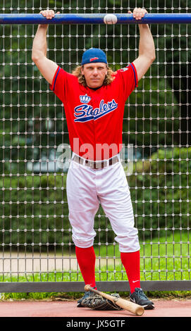 Amburgo, Germania. Il 24 luglio, 2017. Il rinomato giocatore di baseball da Amburgo, Michael "Mitch" Franke, posa per la telecamera ad Amburgo, Germania, 24 luglio 2017. L'ex giocatore professionale di baseball della Germania Amburgo offre programmi di intercettazione dei campi per i bambini in Amburgo. Foto: Christophe Gateau/dpa/Alamy Live News Foto Stock