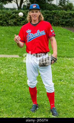 Amburgo, Germania. Il 24 luglio, 2017. Il rinomato giocatore di baseball da Amburgo, Michael "Mitch" Franke, posa per la telecamera ad Amburgo, Germania, 24 luglio 2017. L'ex giocatore professionale di baseball della Germania Amburgo offre programmi di intercettazione dei campi per i bambini in Amburgo. Foto: Christophe Gateau/dpa/Alamy Live News Foto Stock