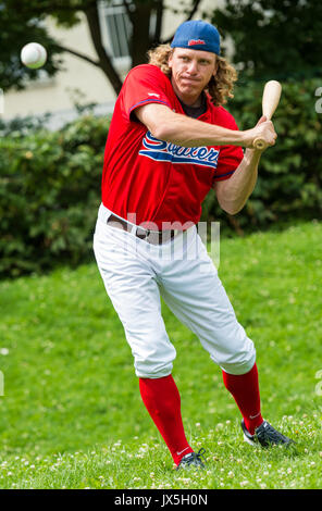 Amburgo, Germania. Il 24 luglio, 2017. Il rinomato giocatore di baseball da Amburgo, Michael "Mitch" Franke, in azione a Amburgo, Germania, 24 luglio 2017. L'ex giocatore professionale di baseball della Germania Amburgo offre programmi di intercettazione dei campi per i bambini in Amburgo. Foto: Christophe Gateau/dpa/Alamy Live News Foto Stock