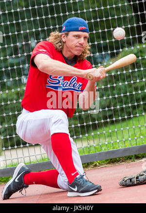 Amburgo, Germania. Il 24 luglio, 2017. Il rinomato giocatore di baseball da Amburgo, Michael "Mitch" Franke, in azione a Amburgo, Germania, 24 luglio 2017. L'ex giocatore professionale di baseball della Germania Amburgo offre programmi di intercettazione dei campi per i bambini in Amburgo. Foto: Christophe Gateau/dpa/Alamy Live News Foto Stock