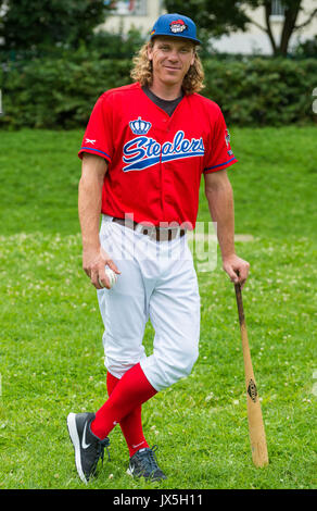 Amburgo, Germania. Il 24 luglio, 2017. Il rinomato giocatore di baseball da Amburgo, Michael "Mitch" Franke, posa per la telecamera ad Amburgo, Germania, 24 luglio 2017. L'ex giocatore professionale di baseball della Germania Amburgo offre programmi di intercettazione dei campi per i bambini in Amburgo. Foto: Christophe Gateau/dpa/Alamy Live News Foto Stock