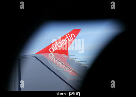 ARCHIV - un file immagine datata 18 gennaio 2013 mostra il logo e i caratteri della compagnia aerea airberlin visibile su un parafango di una macchina durante un volo tra Berlino e Las Palmas (Gran Canaria), Germania. Foto: Rainer Jensen | Utilizzo di tutto il mondo Foto Stock