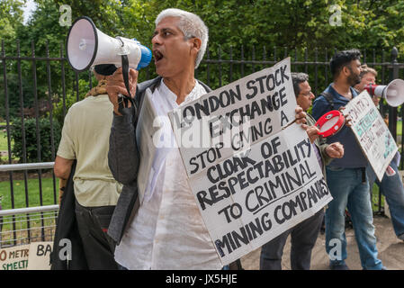Londra, Regno Unito. 14 Ago, 2017. Londra, Regno Unito. Il 14 agosto 2017. Samarendra Das di radici di erba lamina di campagna La Vedanta detiene un poster sulle chiamate sul London Stock Exchange poi di uscire dal listino della società al di fuori delle assemblea ordinaria della Vedanta. Essi accusano la Vedanta di estrazione illegale in Goa, aumentando vessazioni, torture e false accuse contro gli attivisti tribali in Nyamgiri, Odisha, che hanno utilizzato le leggi indiane per interrompere la bauxite della loro montagna sacra, undici anni di rovinosa e continuo inquinamento da Konkola miniere di rame (KCM) in Zambia, dove dicono che la società hanno evitato in modo fraudolento delle imposte e si rompono Foto Stock
