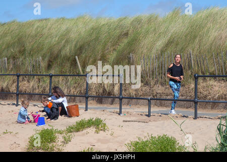 Crosby, Merseyside. Regno Unito Meteo. 15 Agosto, 2017. Blustery giornata presso la costa con una spiaggia in gran parte privo di vacanzieri come un freddo freddo vento che soffia attraverso le dune del sentiero costiero. Credito; MediaWorldImages/AlamyLiveNews Foto Stock