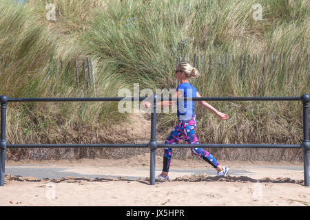 Crosby, Merseyside. Regno Unito Meteo. 15 Agosto, 2017. Blustery giornata presso la costa con una spiaggia in gran parte privo di vacanzieri come un freddo freddo vento che soffia attraverso le dune del sentiero costiero. Credito; MediaWorldImages/AlamyLiveNews Foto Stock