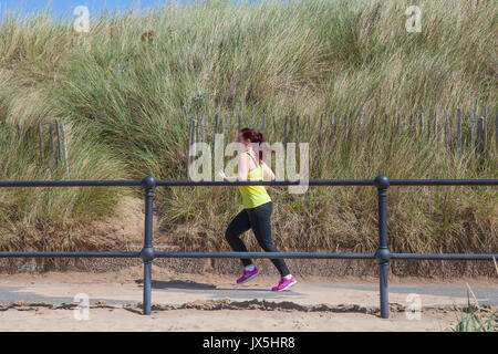 Crosby, Merseyside. Regno Unito Meteo. 15 Agosto, 2017. Blustery giornata presso la costa con una spiaggia in gran parte privo di vacanzieri come un freddo freddo vento che soffia attraverso le dune del sentiero costiero. Credito; MediaWorldImages/AlamyLiveNews Foto Stock