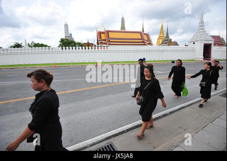 Bangkok, Tailandia. Il 15 agosto, 2017. Cittadini vestiti di nero sono sul loro modo di piangere per la Thailandia del compianto Re Bhumibol Adulyadej a Bangkok, Thailandia, 15 agosto 2017. La Thailandia è programmato per tenere un royal funebre per il defunto Re Bhumibol Adulyadej dal 25 Ottobre al 29. Credito: Rachen Sageamsak/Xinhua/Alamy Live News Foto Stock