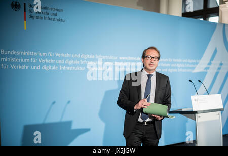 Berlino, Germania. Il 15 agosto, 2017. Trasporto tedesco il Ministro Alexander Dobrindt lasciando il podio dopo aver dato un comunicato stampa sulla situazione dopo l Air Berlin del fallimento di Berlino, Germania, 15 agosto 2017. Foto: Michael Kappeler/dpa/Alamy Live News Foto Stock