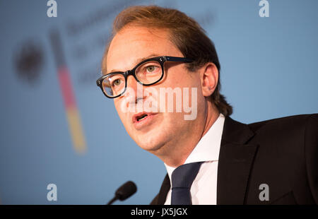 Berlino, Germania. Il 15 agosto, 2017. Trasporto tedesco il Ministro Alexander Dobrindt parlando durante una conferenza stampa sulla situazione dopo l Air Berlin del fallimento di Berlino, Germania, 15 agosto 2017. Foto: Michael Kappeler/dpa/Alamy Live News Foto Stock