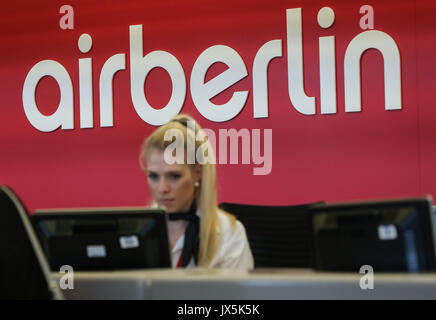 Berlino, Germania. Il 15 agosto, 2017. Un gruppo di lavoro personale è visto in un contatore di Air Berlin all'aeroporto internazionale Tegel di Berlino, capitale della Germania, il 15 agosto 2017. La Germania è la seconda più grande compagnia aerea Air Berlin archiviato per insolvenza il martedì dopo la sua maggior investitore ha annunciato di ritirare il supporto. Credito: Shan Yuqi/Xinhua/Alamy Live News Foto Stock