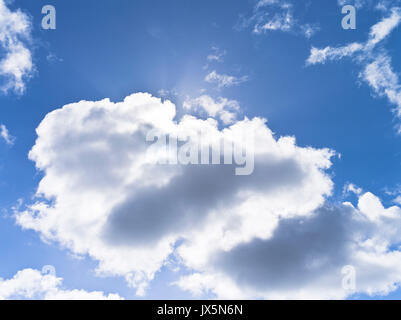 dh White cloud SKY UK Backlit cloud blu cielo bianco grigio nuvole puffy soffice nuvoloso giorno Foto Stock