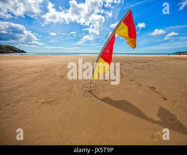 Indicatore di avvertimento al Three Cliffs Bay sulla costa di Gower di South Wales UK Foto Stock