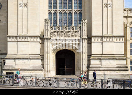 Studente di biciclette sulle ringhiere al di fuori dell'Università di Bristol Wills Memorial Building ingresso. Queens Rd, Bristol, Avon, Inghilterra, Regno Unito, Gran Bretagna Foto Stock