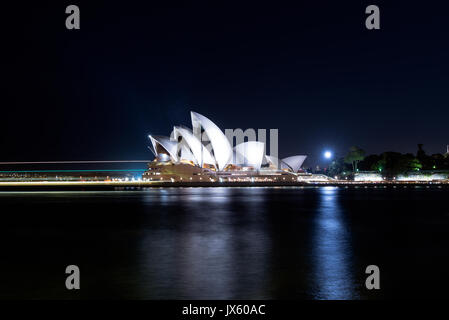 Sydney, Australia - 20 Ottobre 2015: vista notturna di Sydney Opera House di Sydney, un iconico punto di riferimento nel Nuovo Galles del Sud, Australia. Foto Stock