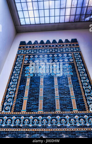 Parte della porta di Ishtar di Babilonia nel Museo Pergammon a Berlino Germania Foto Stock
