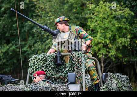 Paracadutista belga del reggimento Para-Commando operando Browning 0,50 Caliber mitragliatrice montata su mimetizzata veicolo blindato Foto Stock