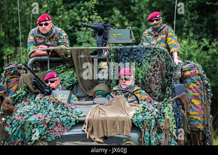 Paracommandos belgi del reggimento Para-Commando manning mimetizzata LRPV veicolo blindato, la Mercedes-Benz Unimog 404 Foto Stock