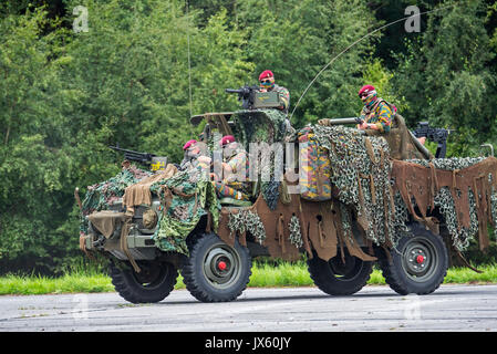 Paracommandos belgi del reggimento Para-Commando manning mimetizzata LRPV veicolo blindato, la Mercedes-Benz Unimog 404 Foto Stock