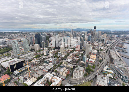 Vista aerea dell'autostrada 99 e il centro cittadino di Seattle, nello Stato di Washington, USA Foto Stock