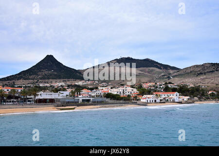 Vista della spiaggia e della città di Vila Baleira nell'Atlantico portoghese isola di Porto Santo e di Madeira Foto Stock