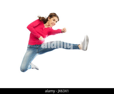 Sorridente giovane donna salti in aria Foto Stock