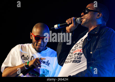 (L-R) Rappers MOS DEF,Q Suggerimento esecuzione 2008 Rock Bells Glen Helen Pavilion Los Angeles. Foto Stock