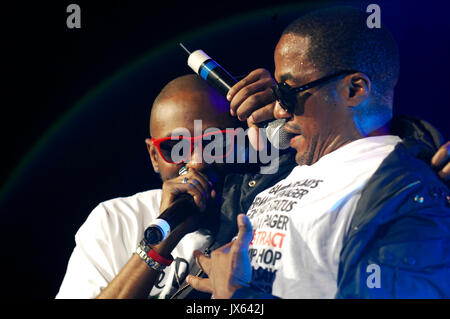 (L-R) Rappers MOS DEF,Q Suggerimento esecuzione 2008 Rock Bells Glen Helen Pavilion Los Angeles. Foto Stock