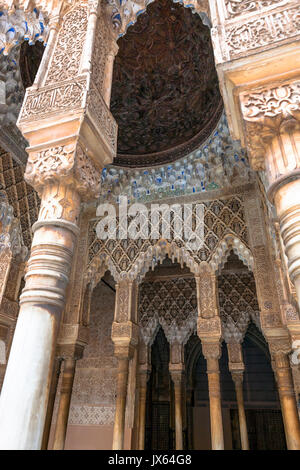 Il padiglione ingresso alla Sala de los Reyes (Sala dei Re), Patio de Los Leones, Palacios Nazaríes, La Alhambra di Granada, Spagna Foto Stock