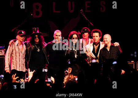 (L-R) attore/musicista Billy Bob Thornton, musicisti Slash, Henry Rollins, Ozzy Osbourne, Tommy Lee, comico di Billy Morrison Jim Norton posa sul palco 2 ° tributo annuale Sunset Strip Music Festival a Ozzy Osbourne House Blues settembre 10,2009 West Hollywood Foto Stock