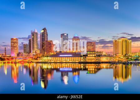 Tampa, Florida, Stati Uniti d'America skyline del centro sulla baia. Foto Stock