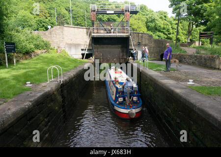 Narrowboat passando attraverso Salterhebble si blocca sul Calder & Hebble Navigazione, Halifax, West Yorkshire Foto Stock