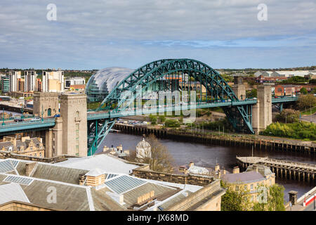 Il Tyne Bridge di collegamento e Newcastle Gateshead in Inghilterra del Nord Est. Dietro è la mitica Salvia centro per l'educazione musicale e delle prestazioni. Foto Stock