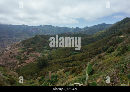 Escursione nelle montagne di Anaga vicino Taborno sull'isola di Tenerife con un sacco di ampie vedute del mare e delle montagne Foto Stock