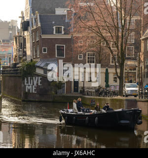 Barca su un canale ad Amsterdam (Paesi Bassi). Marzo 2015. Formato quadrato. Foto Stock