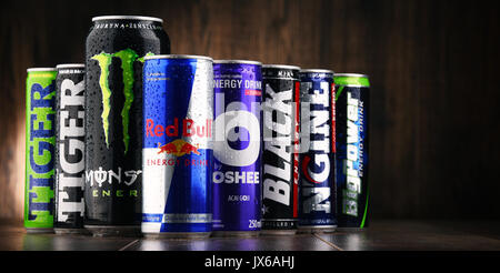 POZNAN, Polonia - 27 luglio 2017: lattine di popolare di energia globale di bevande, bevande contenenti sostanze stimolanti e commercializzato come fornire mentale e fisico Foto Stock