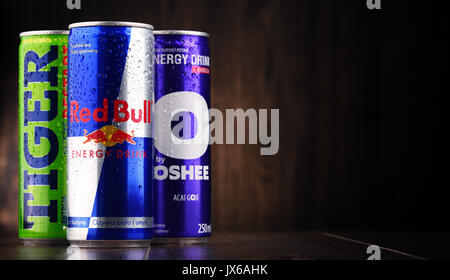 POZNAN, Polonia - 27 luglio 2017: lattine di popolare di energia globale di bevande, bevande contenenti sostanze stimolanti e commercializzato come fornire mentale e fisico Foto Stock