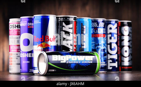 POZNAN, Polonia - 27 luglio 2017: lattine di popolare di energia globale di bevande, bevande contenenti sostanze stimolanti e commercializzato come fornire mentale e fisico Foto Stock
