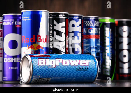 POZNAN, Polonia - 27 luglio 2017: lattine di popolare di energia globale di bevande, bevande contenenti sostanze stimolanti e commercializzato come fornire mentale e fisico Foto Stock
