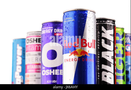 POZNAN, Polonia - 27 luglio 2017: lattine di popolare di energia globale di bevande, bevande contenenti sostanze stimolanti e commercializzato come fornire mentale e fisico Foto Stock
