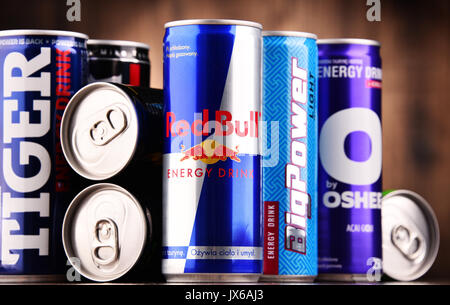 POZNAN, Polonia - 27 luglio 2017: lattine di popolare di energia globale di bevande, bevande contenenti sostanze stimolanti e commercializzato come fornire mentale e fisico Foto Stock