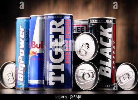 POZNAN, Polonia - 27 luglio 2017: lattine di popolare di energia globale di bevande, bevande contenenti sostanze stimolanti e commercializzato come fornire mentale e fisico Foto Stock