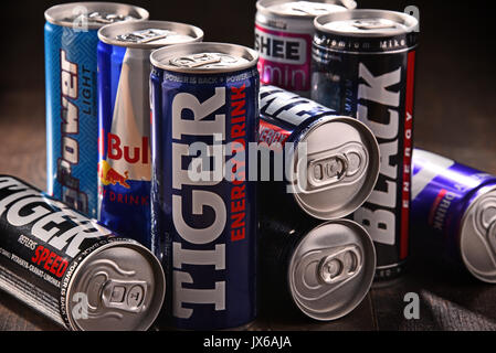 POZNAN, Polonia - 27 luglio 2017: lattine di popolare di energia globale di bevande, bevande contenenti sostanze stimolanti e commercializzato come fornire mentale e fisico Foto Stock