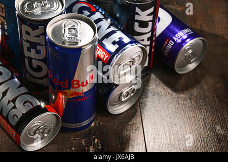 POZNAN, Polonia - 27 luglio 2017: lattine di popolare di energia globale di bevande, bevande contenenti sostanze stimolanti e commercializzato come fornire mentale e fisico Foto Stock