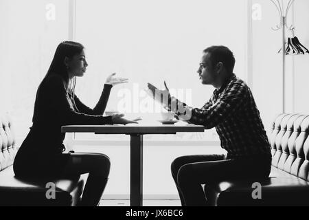 L uomo e la donna nelle discussioni del ristorante Foto Stock