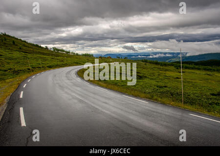 Bagnato e strada curva in Norvegia Foto Stock
