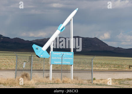 Segno e missile all'ingresso per gli Stati Uniti Dipartimento di Energia di Tonopah Test Range in Nevada. Foto Stock
